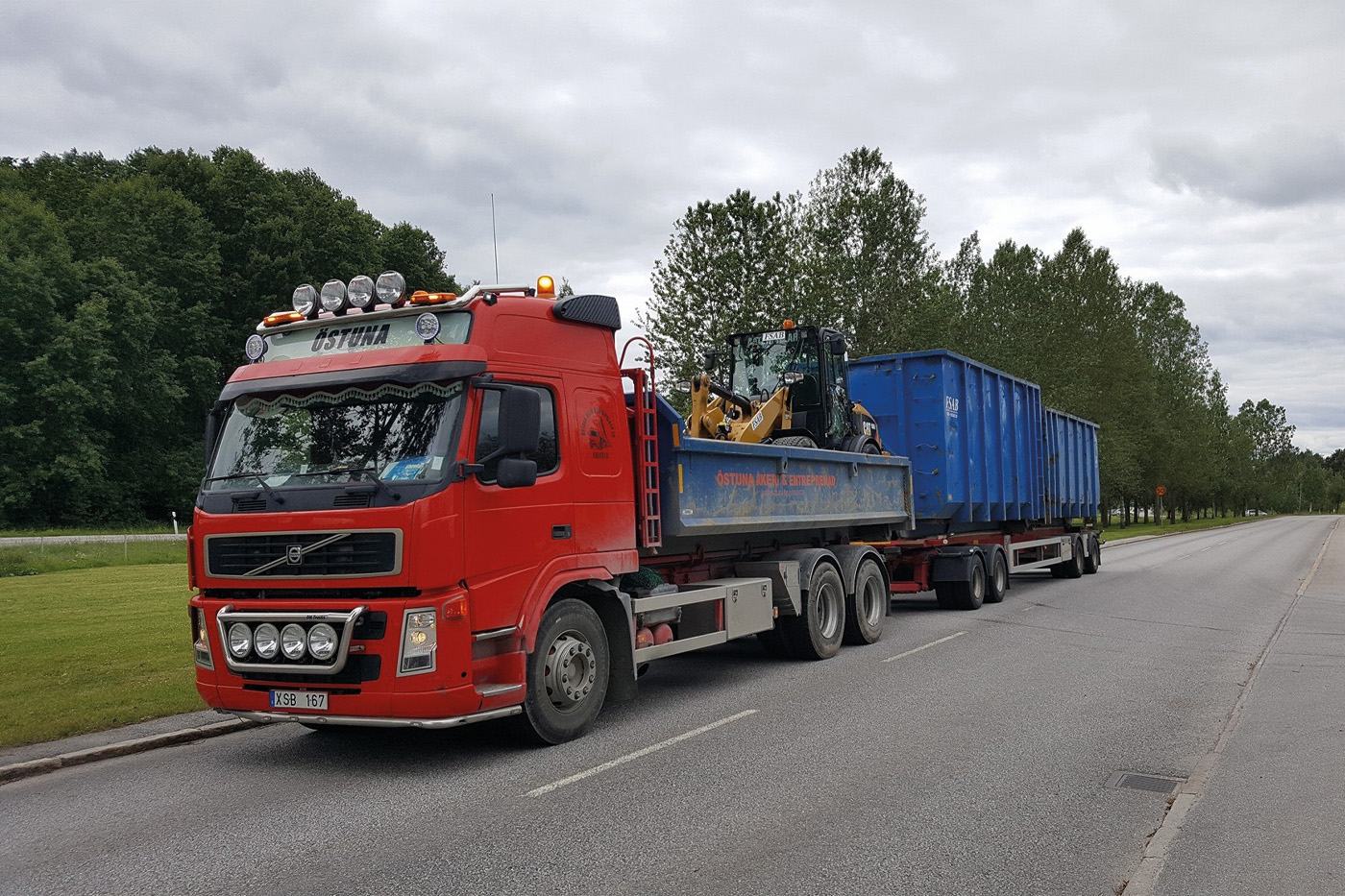 Boka transport av tunga objekt hos Östuna schakt & transport