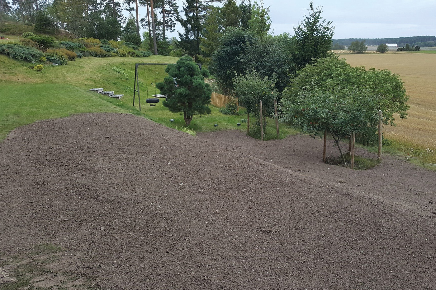 Markberedning inför anläggning av gräsmatta i trädgård