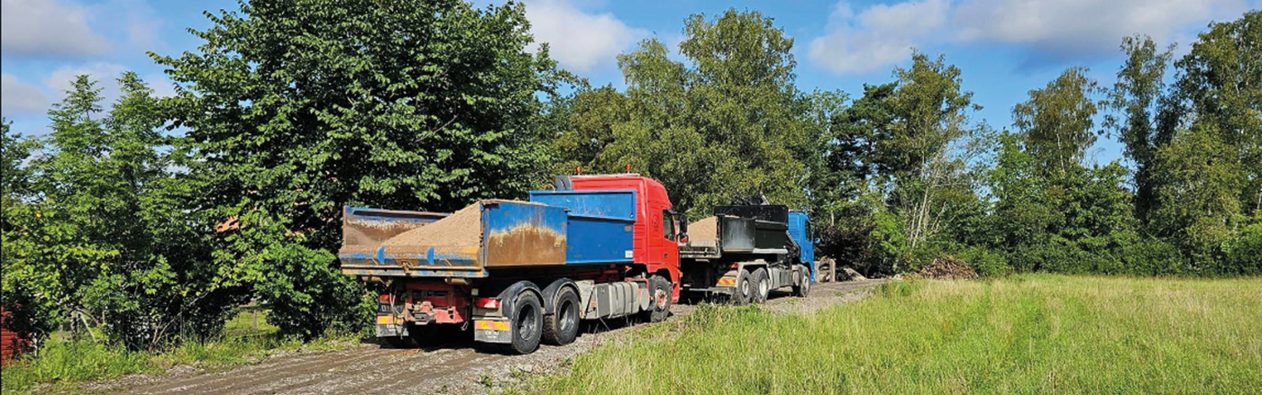 Transport av grus och maskiner i Uppland