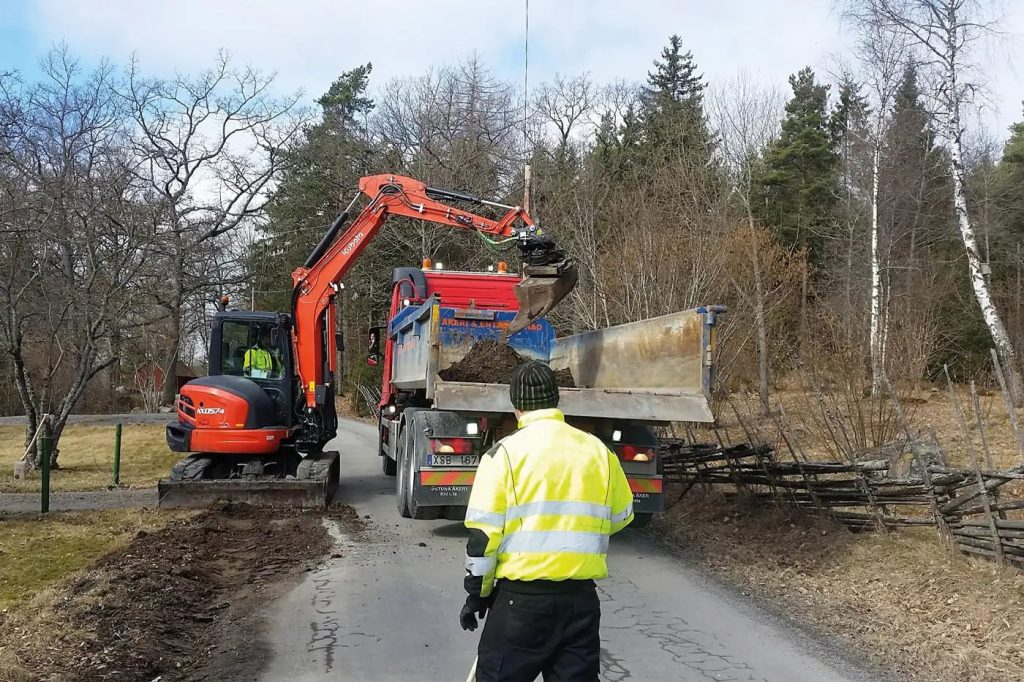 Jord forslas bord från trädgård i Uppland