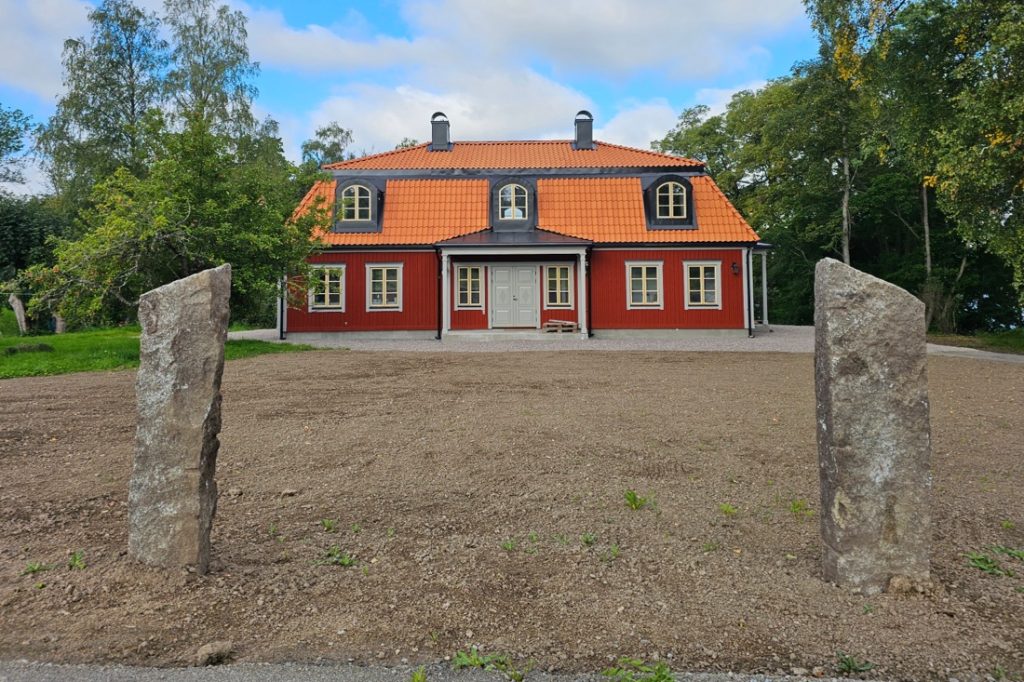 Exempel på markarbete utför av Östuna schakt. Tomt framför villa. 